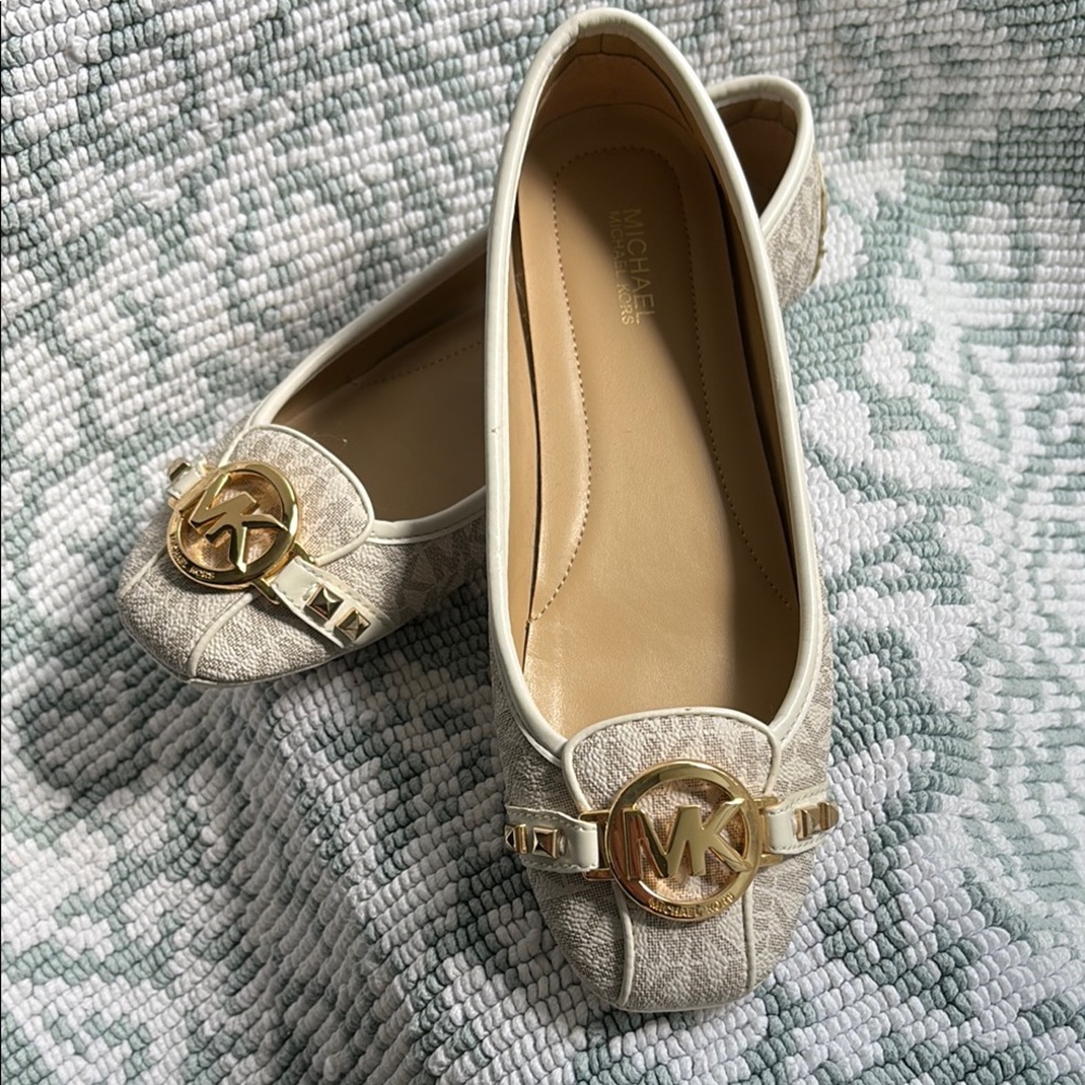 Michael Kors Cream Gold Loafers with Classic Design